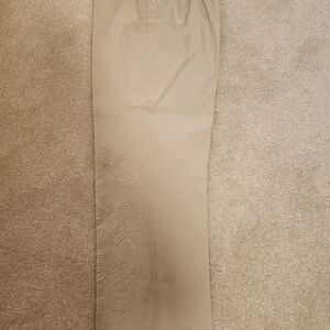 Ann Taylor capri pants w/beautiful floral embroidery, size 4